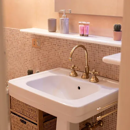 Daire Three-room Flat With Balcony In Porta Romana Milano