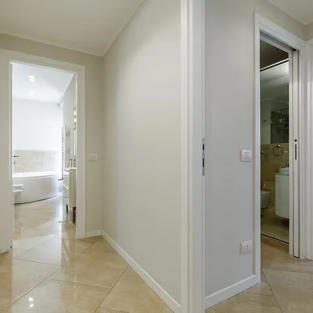 Porta Venezia Trilocale Apartment *