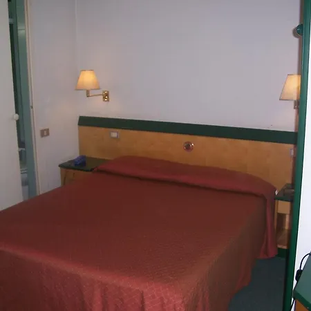 Ginosi Arizona Hotel