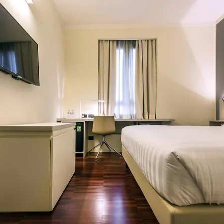 Hotel 43 Station 3*