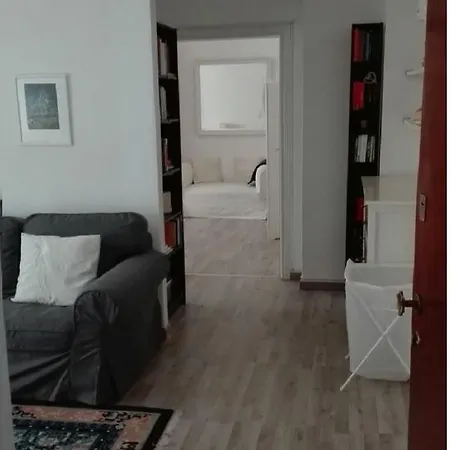 In Milano, Close To Undergrond M3 Apartmán