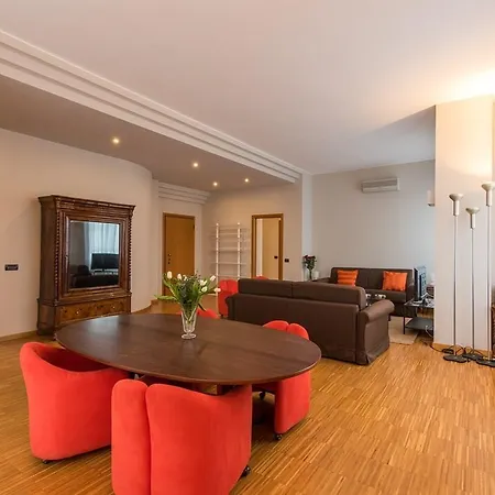 Апартаменты Sparkling 4 Bedroom Apartment In Milan