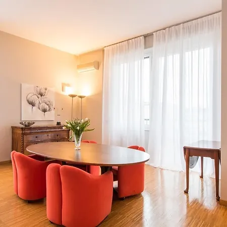 Sparkling 4 Bedroom Apartment In Milan Апартаменты *