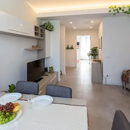 Business Balcony Flat Apartment *