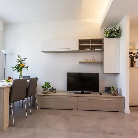 Business Balcony Flat Apartment *