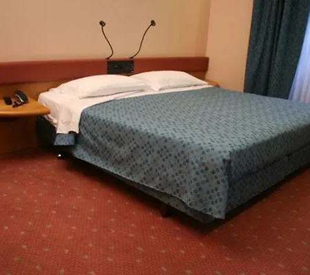 מלון Albert Hotel 3*