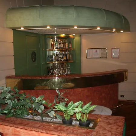 Отель Albert Hotel 3*