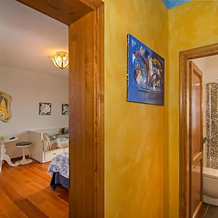 La Casa Gialla A MONTIGNOSO 3* Milano