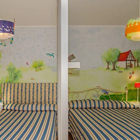 La Casa Gialla A MONTIGNOSO Bed & Breakfast 3*