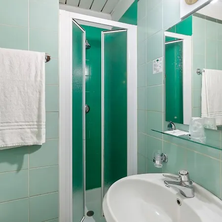 Ginosi Arizona Hotel