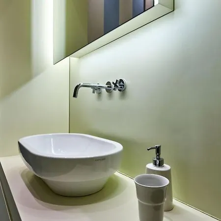 Sleeps 6 Air Con Wifi * 밀라노