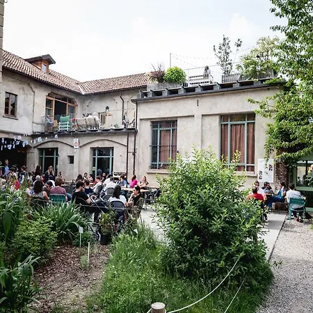 Un Posto A - All'interno Di Cascina Del 700 *