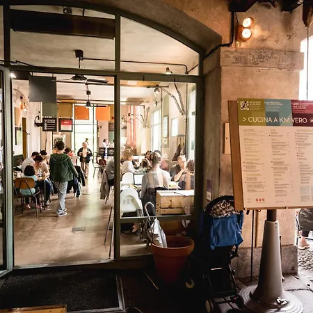 Un Posto A - All'interno Di Cascina Del 700 * Milánó