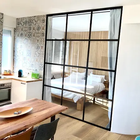 Luxury Flat By Station / Unique View 公寓