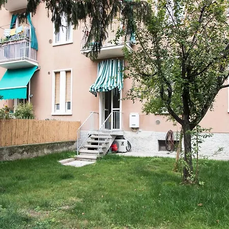 1 Bedroom Flat With Garden *