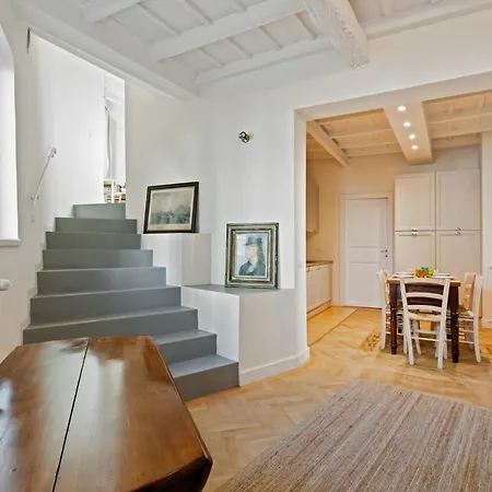 Elegant And Spacious Flat In Navigli *