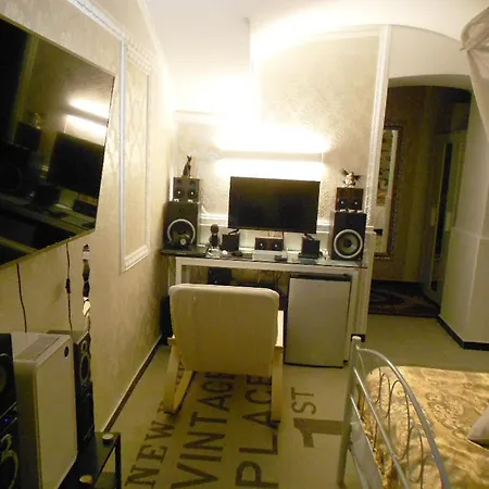Guest house In Private Basement In Shared Milan