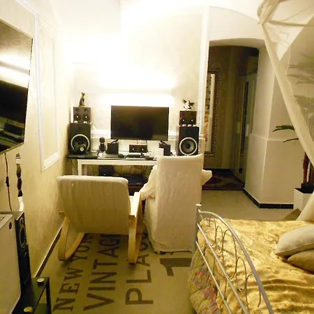Guest house In Private Basement In Shared Milan
