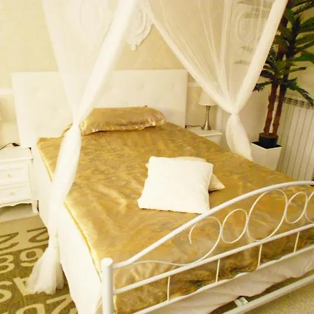 In Private Basement In Shared Guest house