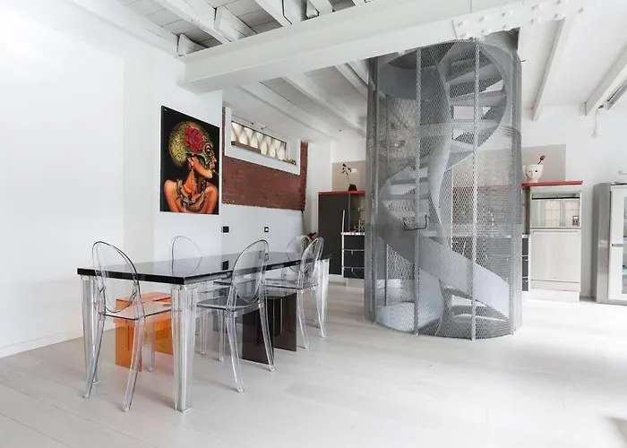 Unique 4 Storey House On Naviglio 4bd, 4bt アパート