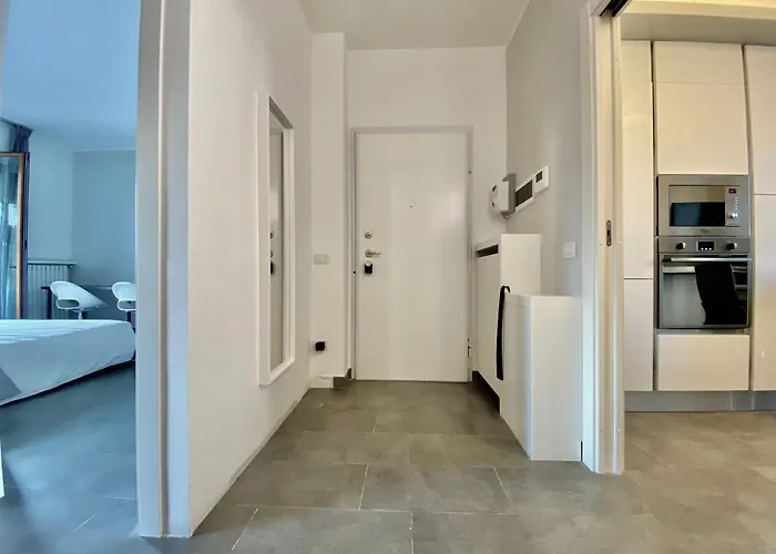 Bright 4-bedroom Near San Siro Апартаменты *