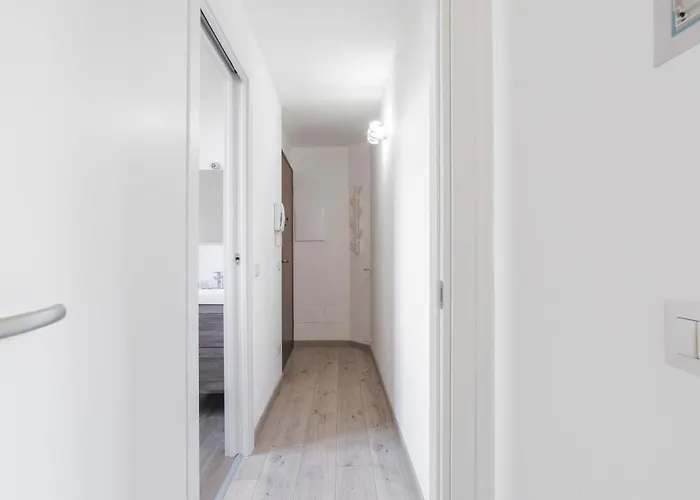 Maciachini Renovated Studio! Апартаменты *