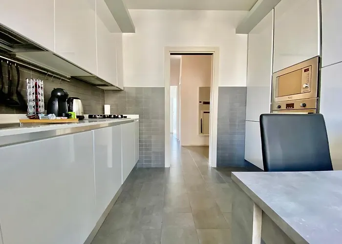 Апартаменты Bright 4-bedroom Near San Siro *