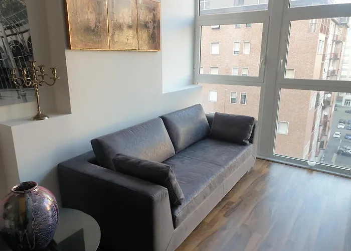 Michelangelo 30 Moderno Vicino Bosco Verticale Apartment