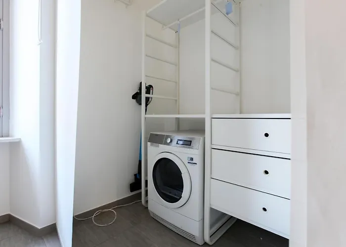 Modern Close To Shopping District * ميلان