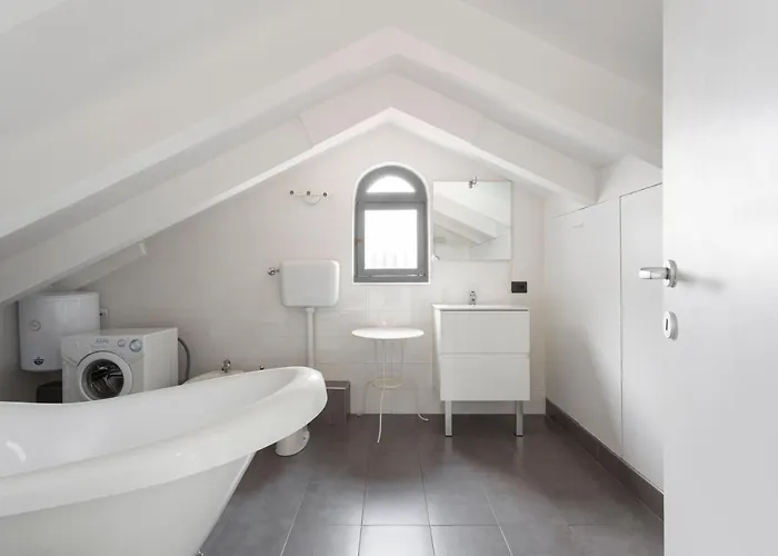 1 Bedroom & 1 Living Apt - Duomo 7 Mediolan