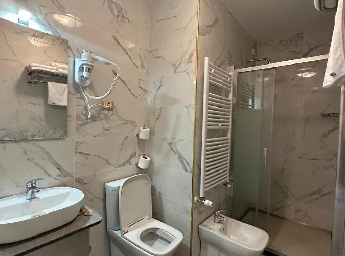 Hotel Midway