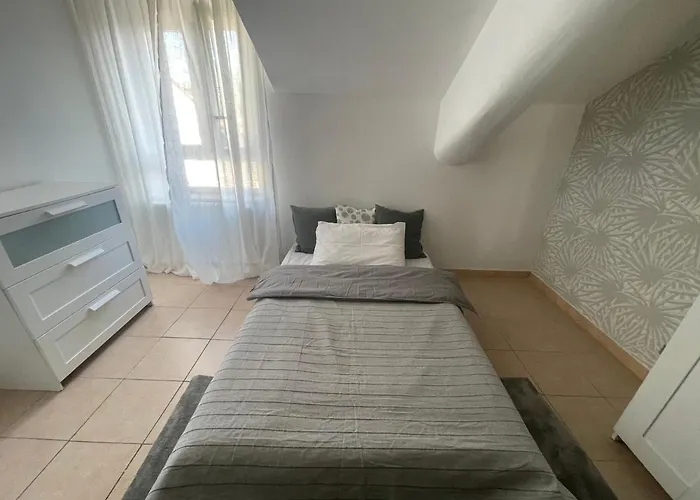 Apartman Mansarda Di Nolo-mm Pasteur-red Line