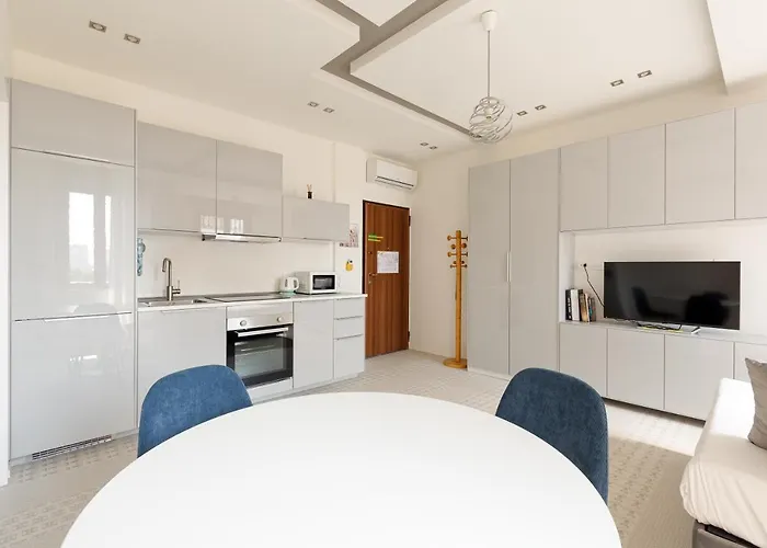 Guesthost - Renovated Apts דירה