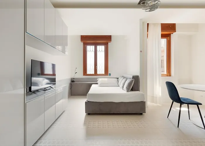 Guesthost - Renovated Apts *