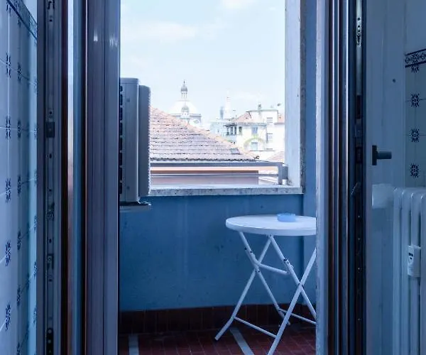 Flat 5 Min From Duomo With Park For Small Cars 아파트 *