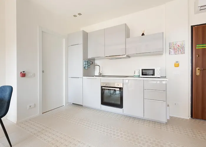 Guesthost - Renovated Apts *