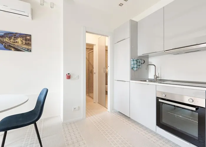 Guesthost - Renovated Apts *