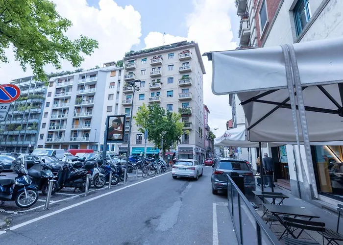Flat 5 Min From Duomo With Park For Small Cars 아파트 *