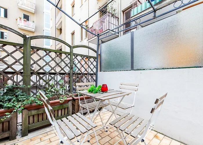 Extensive Terrace Navigli Toy Artistic Милан