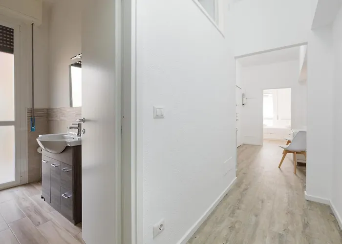 Guesthost - Cagnola Cozy With Balcony * Milano