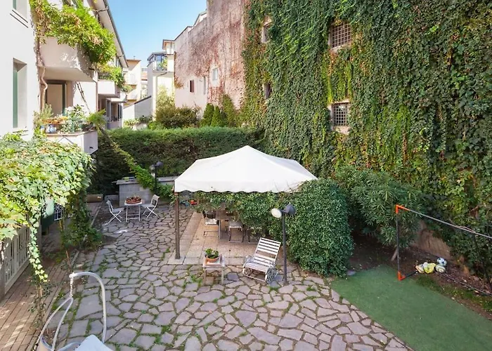 Elegant Triplex Townhouse With Luxe Terrace Μιλάνο