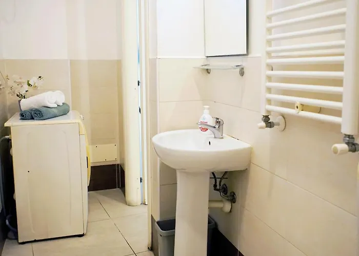 Smart Station Apartment *