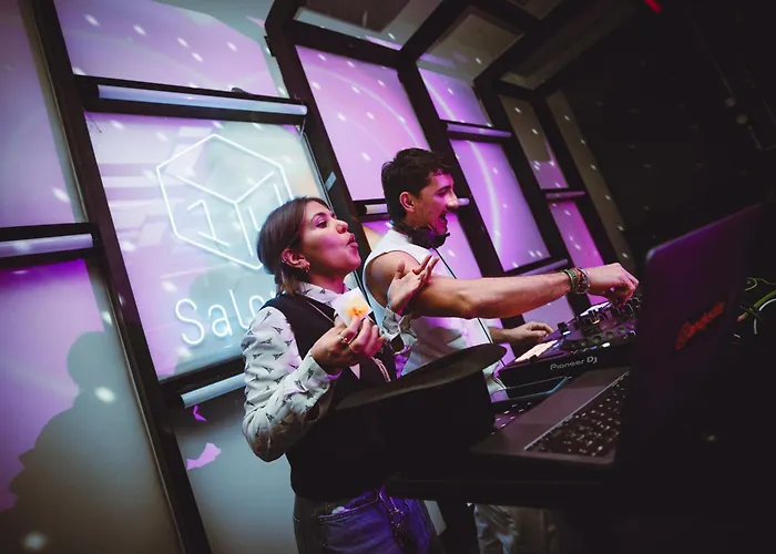 بيت شباب Yellowsquare