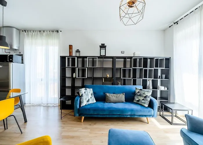 Large With Private Balcony And Workspace Milaan
