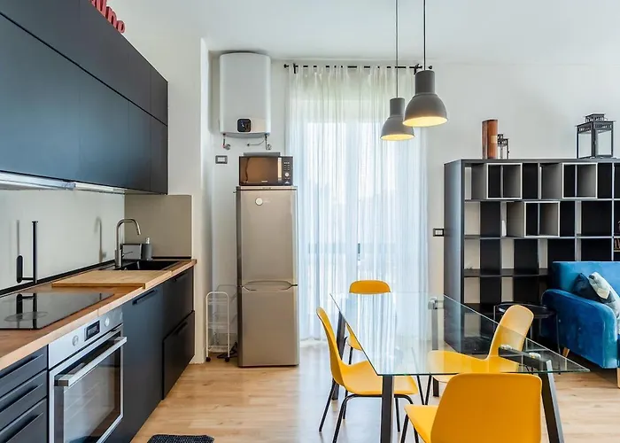 Large With Private Balcony And Workspace *