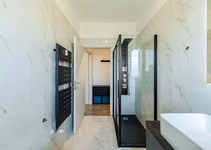 Large With Private Balcony And Workspace Appartement *