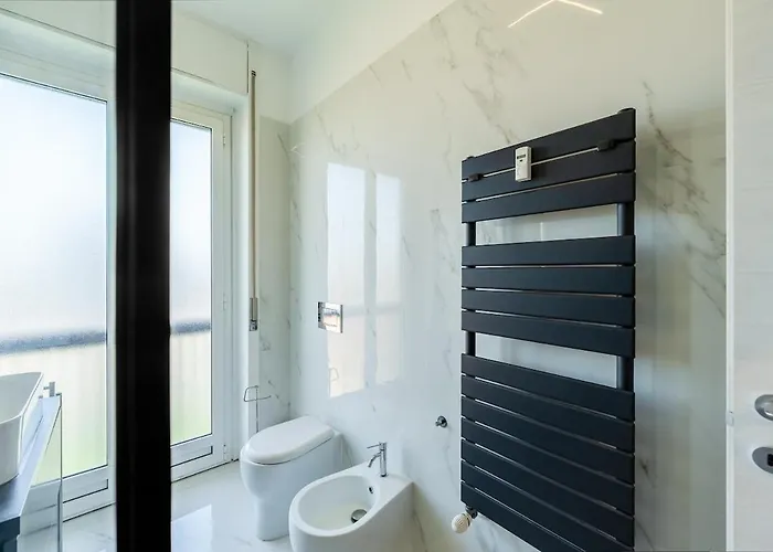 Large With Private Balcony And Workspace * Milaan