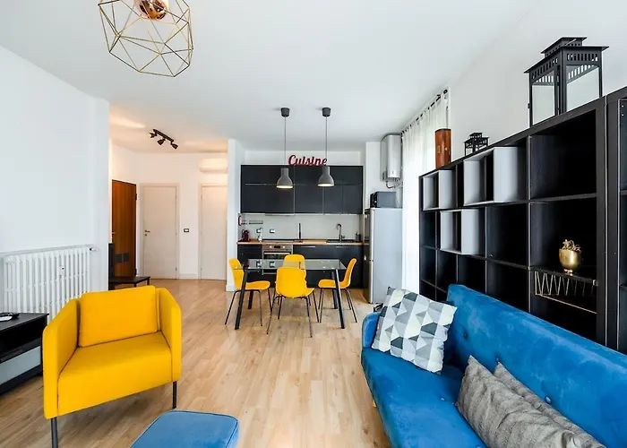 Large With Private Balcony And Workspace *
