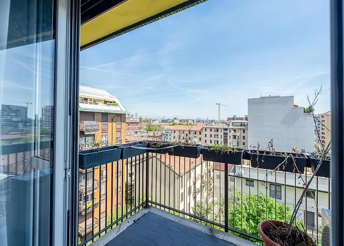 Large With Private Balcony And Workspace Milaan