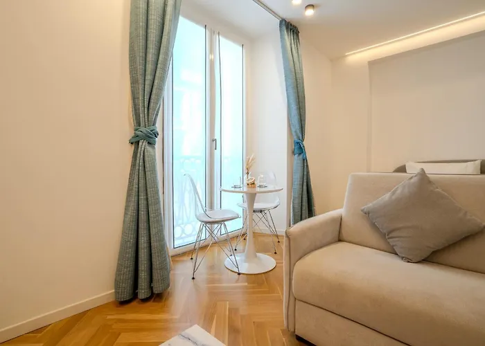 B And G San Babila- Luxury In The Heart Of - Design District Penzion 4*